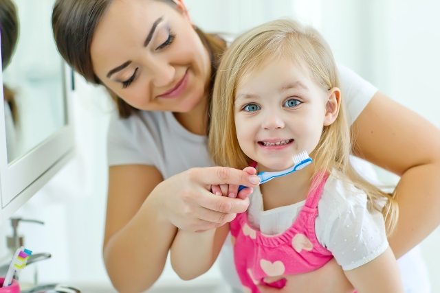 Ce pastă de dinți alegem pentru bebeluș și copilul mic?   Și Blondele Gândesc