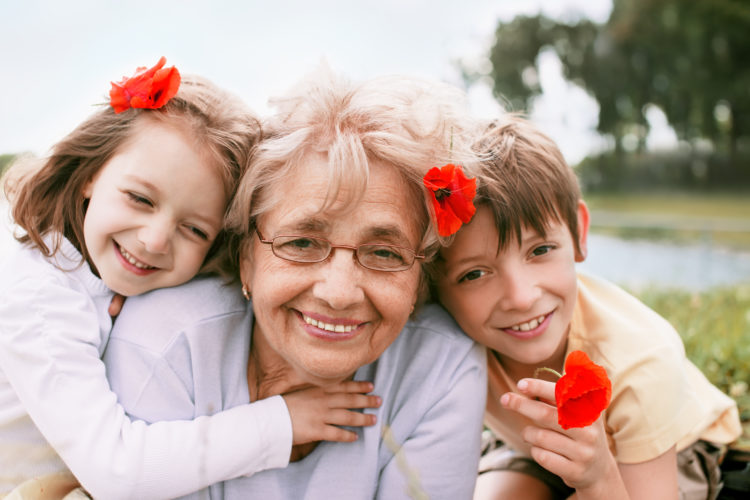Cercetătorii confirmă: bunicii care îngrijesc nepoți trăiesc mai mult   Și Blondele Gândesc