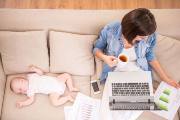 Mamelor care vor să lucreze de acasă: freelancing cu un ochi la calculator și o lingură în oală   Și Blondele Gândesc